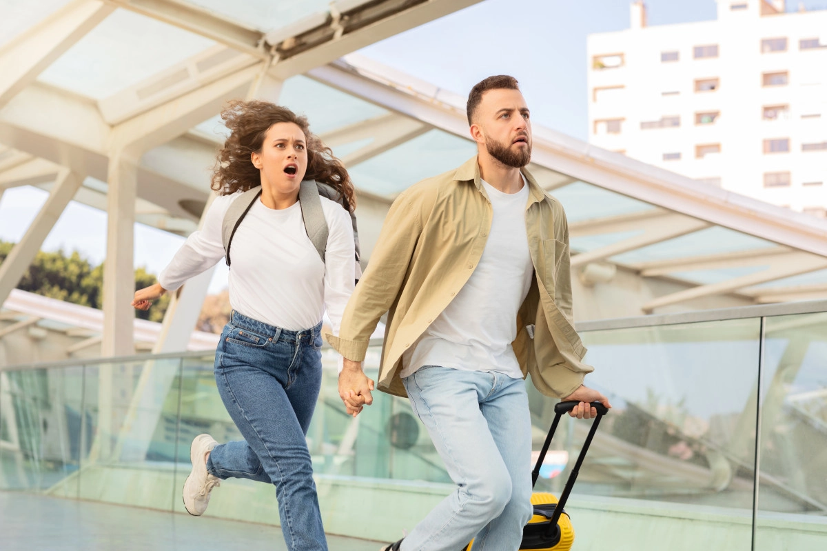 pareja corre con urgencia en aeropuerto