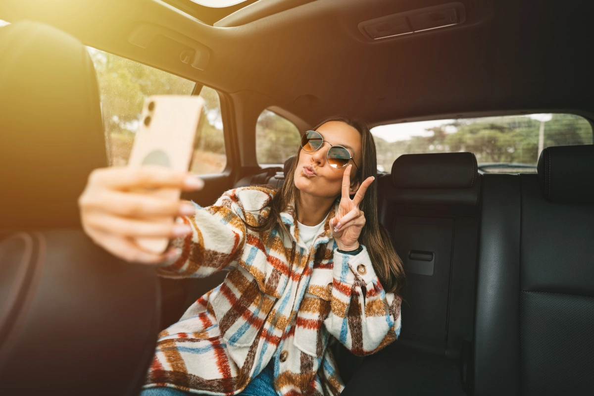 chica hace selfie en taxi